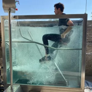 Imagen de una persona realizando ejercicios de hidroterapia en una piscina